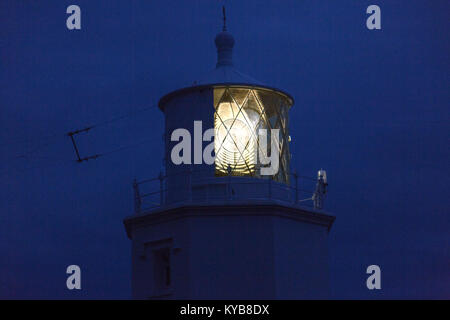 Das glas Prismen in der Laterne des Lizard Lighthouse flash ihre Warnung vom südlichsten Punkt auf dem britischen Festland in Cornwall, England, Großbritannien Stockfoto