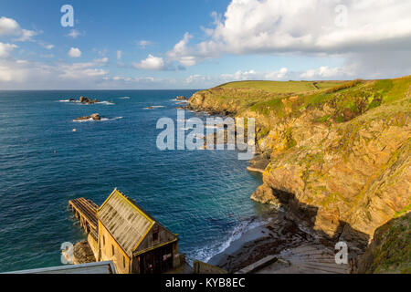 Die alte Echse Rettungsboot station und Polpeor Cove von Lizard Point, dem südlichsten Punkt auf dem britischen Festland, Cornwall, England, Großbritannien Stockfoto