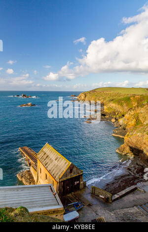 Die alte Echse Rettungsboot station und Polpeor Cove von Lizard Point, dem südlichsten Punkt auf dem britischen Festland, Cornwall, England, Großbritannien Stockfoto