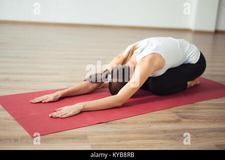 Frau Tun des Kindes darstellen. Balasana Stockfoto