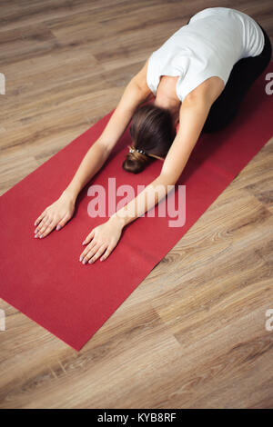 Frau Tun des Kindes darstellen. Balasana Stockfoto