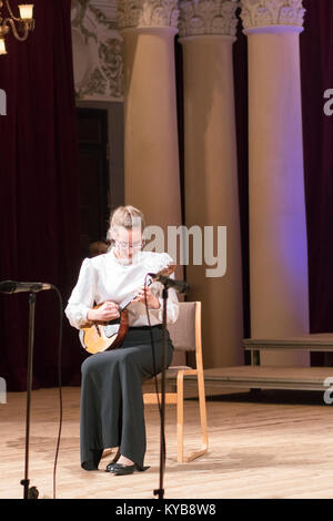 Kiew, Ukraine, 25. November 2017. Das Mädchen auf der Bühne spielt domra Stockfoto