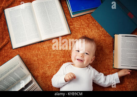 1 Jahr altes Baby mit Spectackles und Bücher Stockfoto