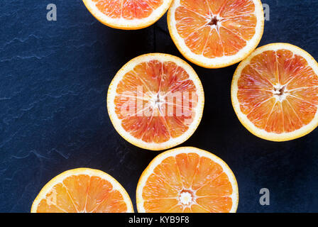 X Citrus Sinenesis. Blutorangen auf Schiefer. Stockfoto