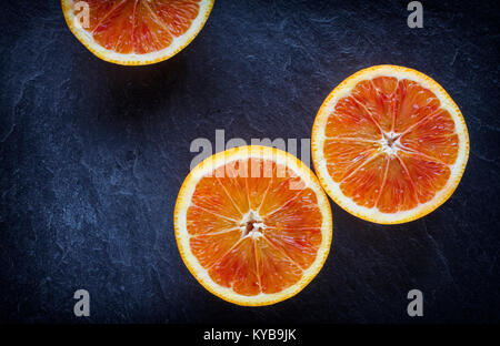 X Citrus Sinenesis. Blutorangen auf Schiefer. Stockfoto