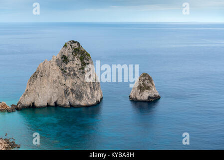 Die Mizithres, Kleine und Große. Beeindruckende Felsformationen auf Kap Keri, Zakynthos Insel. Griechenland. Stockfoto