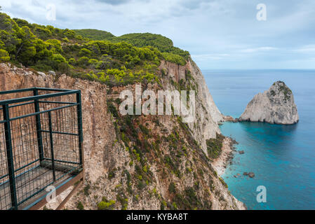 Die Aussichtsplattform und das Mizithres, kleine und grosse beeindruckende Felsformationen auf Keri kap. Zakynthos Insel. Griechenland Stockfoto