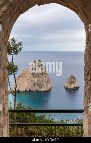 Die Mizithres, Kleine und Große. Beeindruckende Felsformationen auf Kap Keri, Zakynthos Insel. Griechenland. Stockfoto