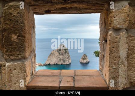 Die Mizithres, Kleine und Große. Beeindruckende Felsformationen auf Kap Keri, Zakynthos Insel. Griechenland. Stockfoto