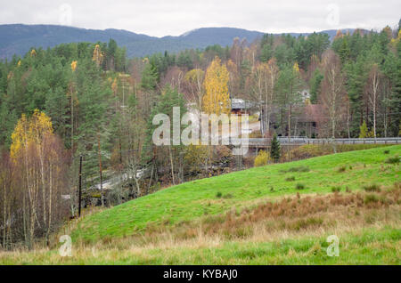 Ansicht aus der lokalen motorable Straße nach Evje Mineralsti - pensionierte Edelsteinmine. Stockfoto