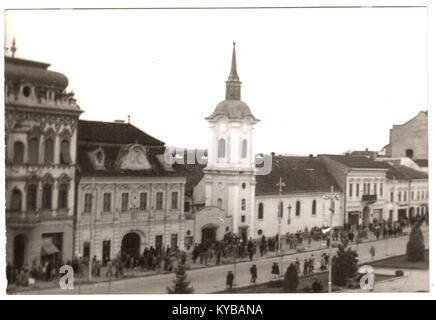 Die Fotografie von Marosvásárhely (Târgu Mureș) aus den 1950er Jahren zeigt städtische Architektur, Straßen und das Stadtleben in Rumänien Mitte des 20. Jahrhunderts. Stockfoto