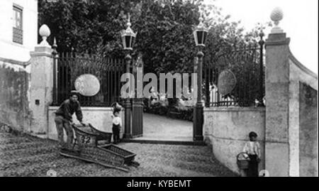 Das Monte Palace Hotel in Madeira, Portugal, ist ein verlassenes Luxushotel, das für sein modernes Design und seine erhöhte Lage mit Blick auf Funchal bekannt ist. Stockfoto