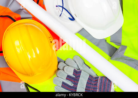 Gelb und Weiß mit Sicherheit hart, Hüte, Handschuhe und Brille auf einem Haufen Hi Vis Westen Stockfoto