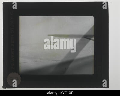 Foto mit einem Dornier Wal-Wasserflugzeug, das nach Norden fliegt, von einem anderen Wasserflugzeug aus aufgenommen, was die frühe Luftfahrt und das Design von Wasserflugzeugen hervorhebt. Stockfoto