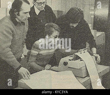 Foto des Computersystems Odra 1305 bei ZETO in Wrocław, Polen, einem Großrechner aus den 1970er Jahren, der für die administrative und technische Datenverarbeitung genutzt wird. Stockfoto