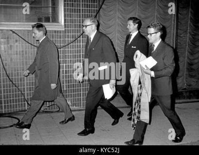 Ein Foto von 1968, das die schwedischen Politiker Olof Palme, Tage Erlander, Sten Andersson und Ingvar Carlsson, wichtige Mitglieder der Sozialdemokratischen Partei, während einer offiziellen Veranstaltung oder Versammlung zeigt. Stockfoto