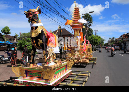 Die einäscherung Bull und Turm auf der Seite der Hauptstraße. Peliatan, Ubud. Verkehr weiterhin an dieser hektischen Straße, wie die Vorbereitungen für die Beerdigung getroffen werden. Stockfoto