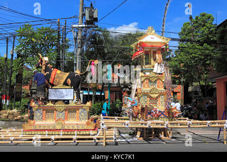 Die einäscherung Bull und Turm an der Hauptstraße von Peliatan, Ubud. Bali, Indonesien Stockfoto