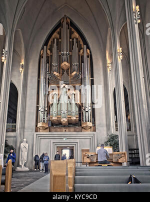 Orgel und Organist in Hallgrimskirkja, einer Lutherischen (Kirche von Island) Pfarrkirche, Reykjavik, Island. Stockfoto