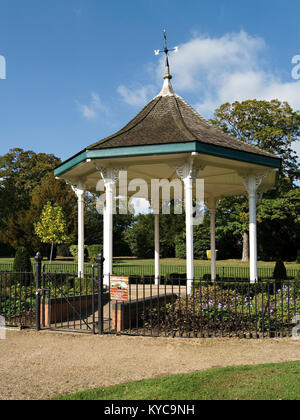 Alte achteckige Viktorianische Musikpavillon, Stamford Recreation Ground, Town Park, Stamford, Lincolnshire, England, Großbritannien Stockfoto