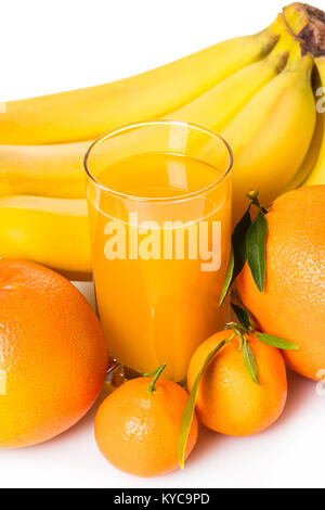 Saft multifruit in einem Glas auf weißem Hintergrund Stockfoto