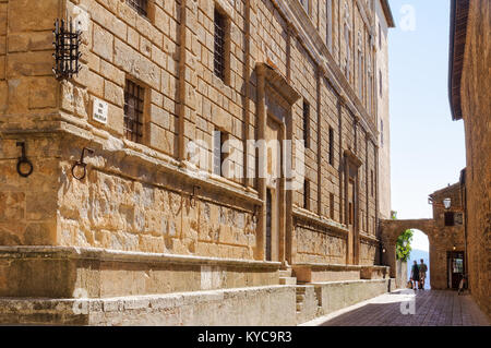 Via del Balzello entlang der Seite des Piccolomini Palastes - Pienza, Toskana, Italien Stockfoto