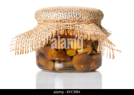 Eingelegte Pilze in einem Glas auf weißem Hintergrund isoliert Stockfoto