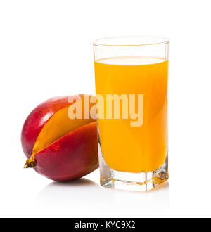 Mango Saft in ein Glas auf weißem Hintergrund isoliert Stockfoto
