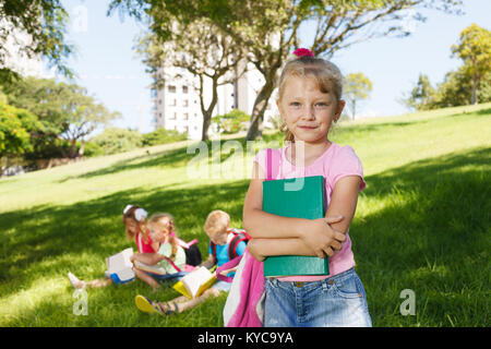 Preschooler Mädchen mit Buch und ihre Freunde Stockfoto