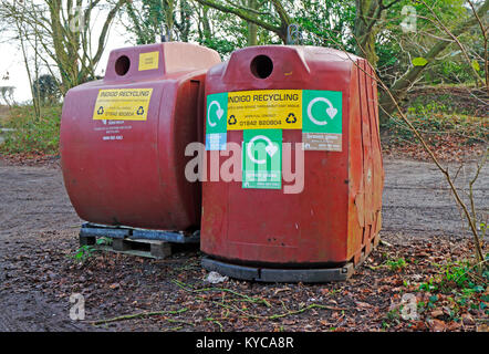 Zwei Glas recycling Bins in einem öffentlichen Parkhaus an Salhouse, Norfolk, England, Vereinigtes Königreich, Europa. Stockfoto