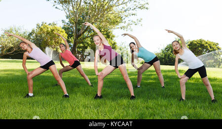 Gruppe von fünf glückliche Mädchen, Flexibilität Übungen Stockfoto