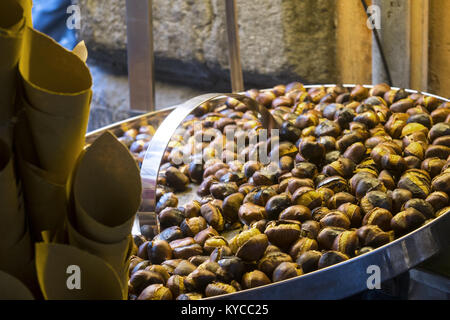 Herstellung und Verkauf von Cornet von gerösteten Kastanien als Street Food Stockfoto