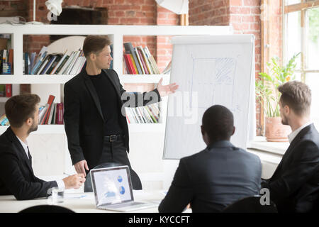 Zuversichtlich Geschäftsmann präsentieren Projekt an verschiedene Investoren im Büro treffen, CEO, Flipchart Präsentation, Planung oder Entwicklung von Ne Stockfoto