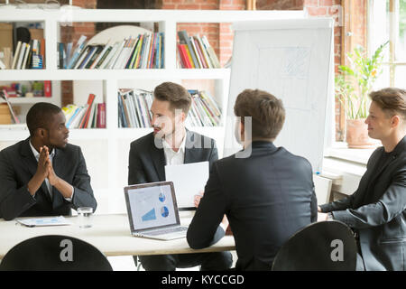 Diverse Executive Business Team diskutieren Arbeitsergebnisse in der Sitzung, multirassischen Geschäftsleute sprechen Analyse der statistischen Bericht Sitzung toge Stockfoto