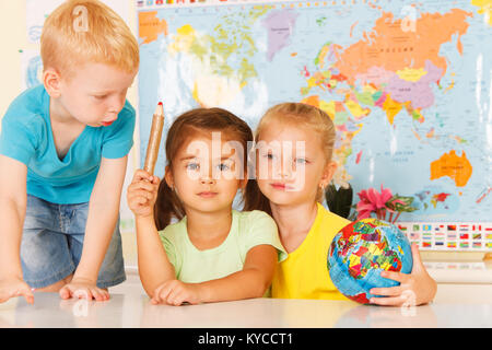 Drei Vorschüler im Klassenzimmer Stockfoto