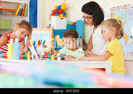 Kinder mit Lehrer zeichnen im Klassenzimmer Stockfoto