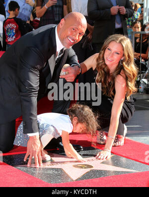 Dwayne Johnson ist geehrt, mit Stern auf dem Hollywood Walk of Fame Mit: Dwayne Johnson, Jasmin Johnson, Lauren Hashian Wo: Los Angeles, Kalifornien, Vereinigte Staaten, wenn: 13 Dez 2017 Credit: Nicky Nelson/WENN.com Stockfoto