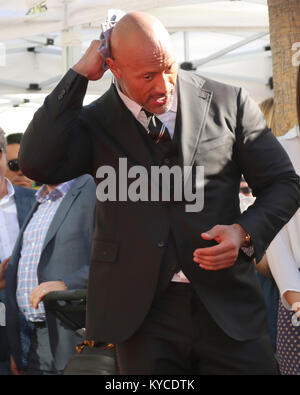 Dwayne Johnson ist geehrt, mit Stern auf dem Hollywood Walk of Fame Mit: Dwayne Johnson Wo: Los Angeles, Kalifornien, Vereinigte Staaten, wenn: 13 Dez 2017 Credit: Nicky Nelson/WENN.com Stockfoto