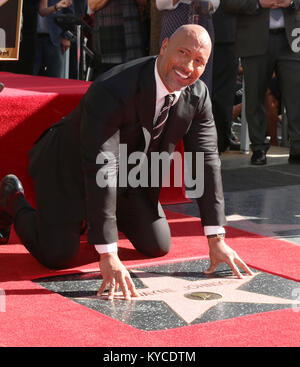 Dwayne Johnson ist geehrt, mit Stern auf dem Hollywood Walk of Fame Mit: Dwayne Johnson Wo: Los Angeles, Kalifornien, Vereinigte Staaten, wenn: 13 Dez 2017 Credit: Nicky Nelson/WENN.com Stockfoto