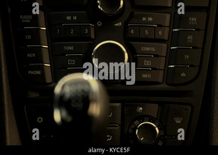 Details-Nahaufnahme von Cockpit und Armaturenbrett, Schaltknauf in modernen PKW Stockfoto