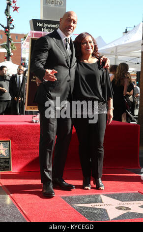Dwayne Johnson mit Stern auf dem Hollywood Walk of Fame geehrt Mit: Dwayne Johnson, Ata Johnson Wo: Hollywood, California, United States Wenn: 13 Dez 2017 Credit: FayesVision/WENN.com Stockfoto