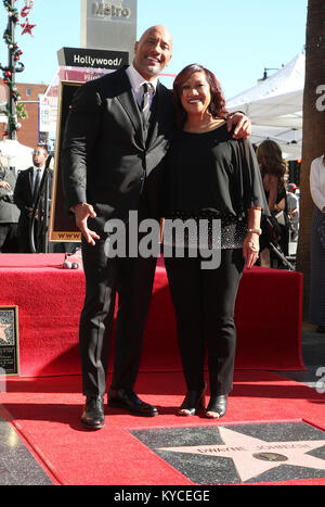 Dwayne Johnson mit Stern auf dem Hollywood Walk of Fame geehrt Mit: Dwayne Johnson, Ata Johnson Wo: Hollywood, California, United States Wenn: 13 Dez 2017 Credit: FayesVision/WENN.com Stockfoto