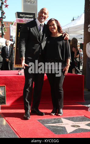 Dwayne Johnson mit Stern auf dem Hollywood Walk of Fame geehrt Mit: Dwayne Johnson, Ata Johnson Wo: Hollywood, California, United States Wenn: 13 Dez 2017 Credit: FayesVision/WENN.com Stockfoto
