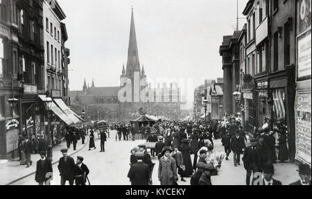 Die High Street, Bull Ring in Birmingham, England. Unsicher Datum, aber Anfang des 20. Jahrhunderts, Menschen, Mode, und Geschäfte der Ära. Eine Szene erinnert sehr an die TV-Serie Spitzer Scheuklappen. Die Kirche von St. Martin im Hintergrund. Stockfoto