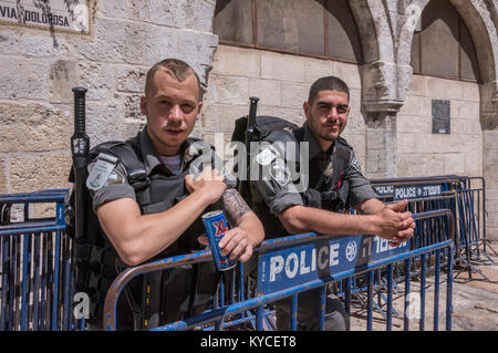 Zwei junge Soldaten, die Sicherheit in den Straßen der Altstadt von Jerusalem, Israel Stockfoto