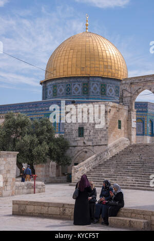 Muslimische Frauen mit Kopftuch bedeckt, auf die Moschee Esplanade, Jerusalem, Israel Stockfoto