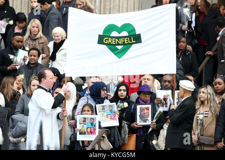 Grenfell Tower National Memorial Service gehalten an der St. Paul's Cathedral mit: Trauernde lassen Wo: London, Großbritannien Wann: 14 Dec 2017 Credit: Danny Martindale/WANN Stockfoto