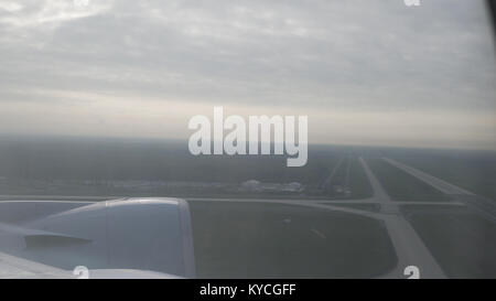 FRANKFURT AM MAIN, Deutschland - ca. Oktober 2017: Luftbild vom Flugzeug Fenster der Abflug von Frankfurt Stockfoto