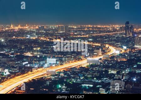 Bangkok bei Nacht. Der Verkehr auf der Hochstraße in Wohnviertel. Stockfoto