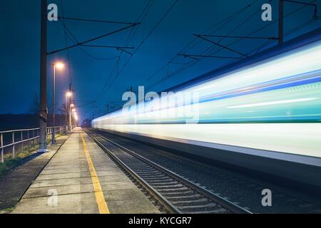 Leichte Spuren von den Express Zug im Bahnhof in der Nacht. Stockfoto